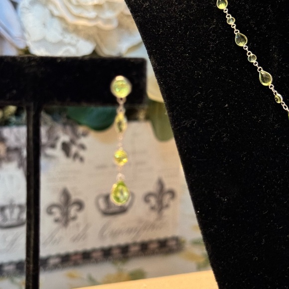 14kt white gold with peridot stones 17 inch with matching earrings - Picture 4 of 6